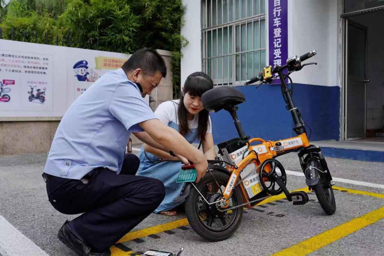 潍坊昌邑:电动自行车挂牌首日,临时号牌发得多