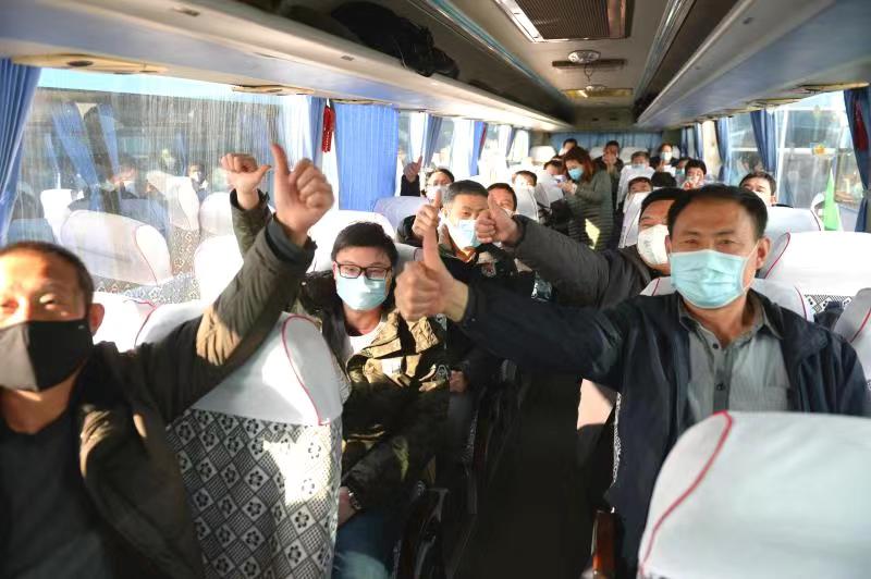 大巴车接送助力复工,莱芜长运集团发送复工人员268名