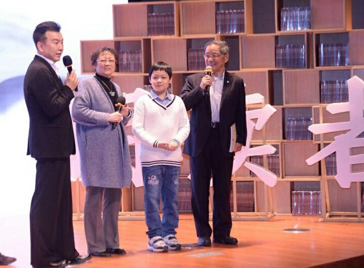 上个月,央视著名主持人董卿,张泽群,让我俩带着上小学的孙子,登上