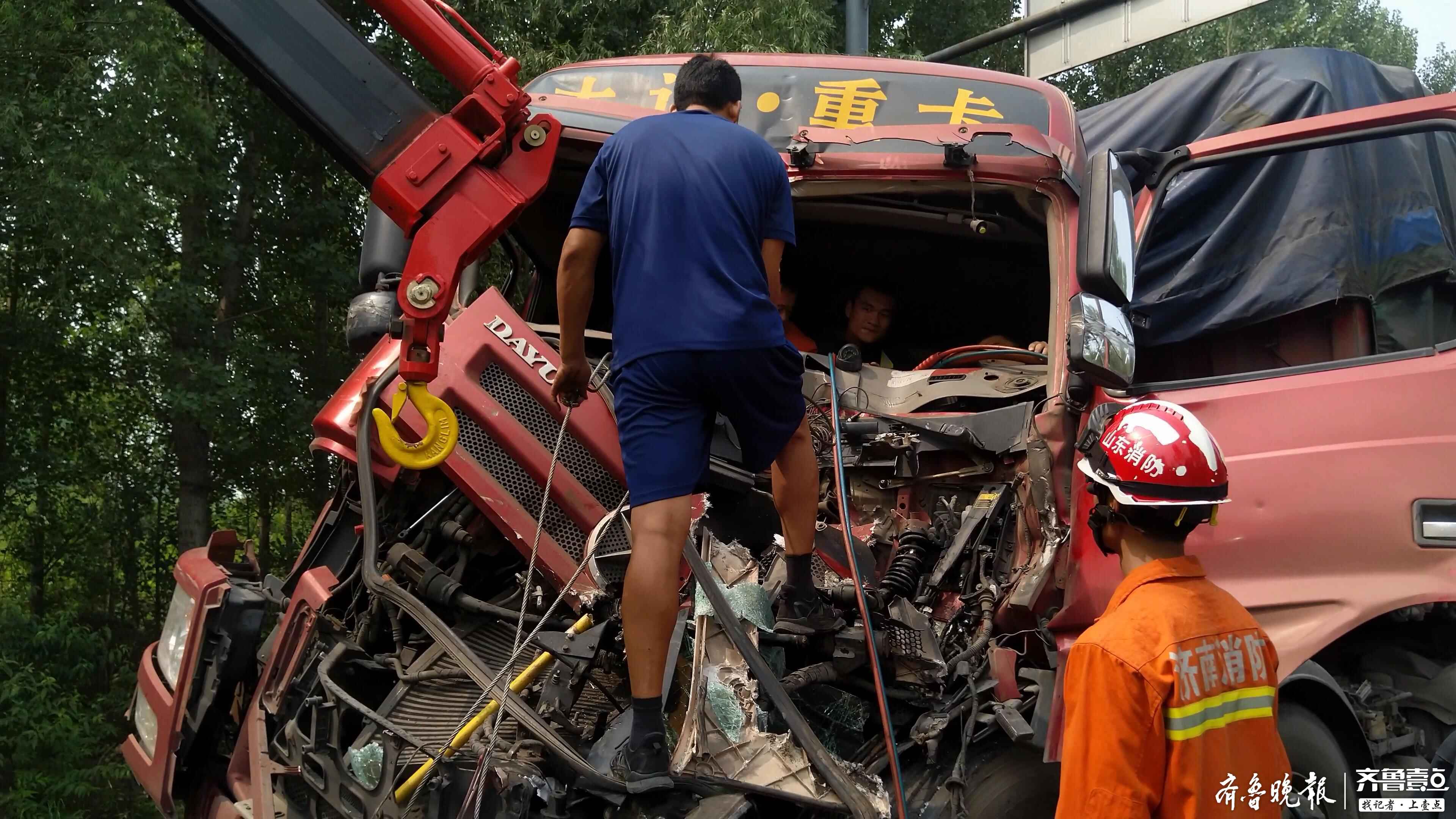 车祸就在精神放松的一瞬间货车追尾男子被困变形驾驶室