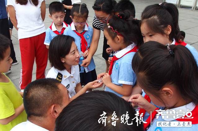 就是她撤侨时手牵小女孩的临沂舰女兵郭燕来临沂啦