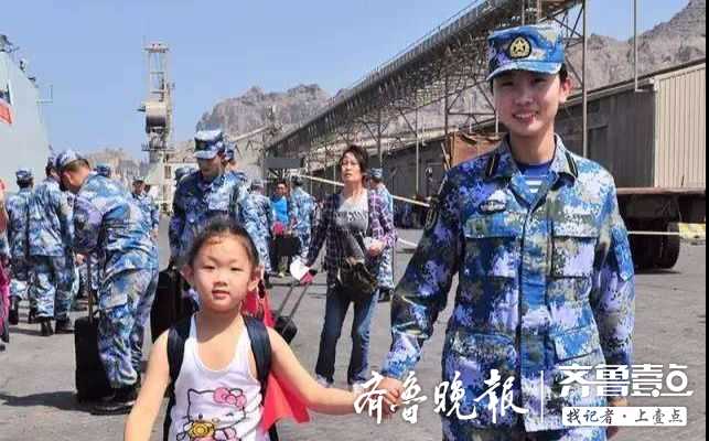 就是她撤侨时手牵小女孩的临沂舰女兵郭燕来临沂啦