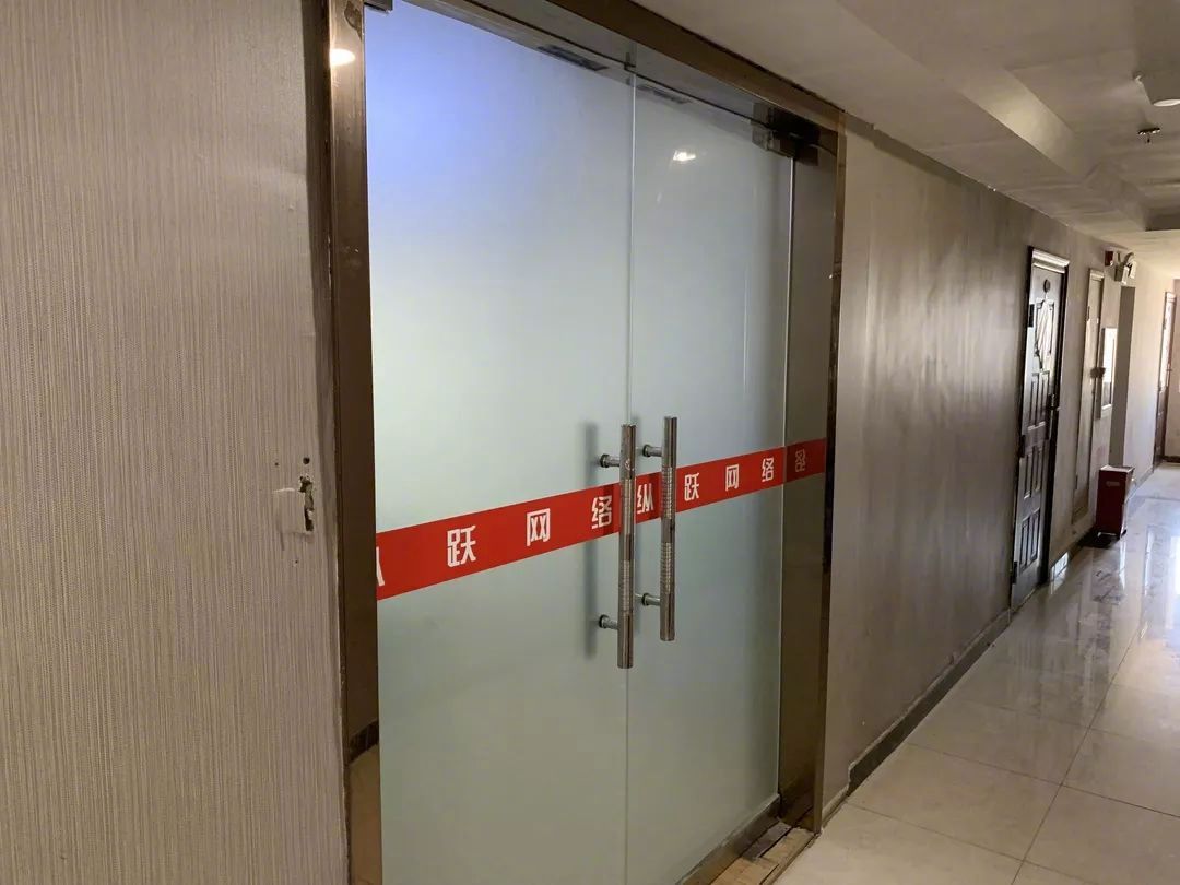 假扮女网友骗男玩家到指定游戏充值,200多人被押解回沪
