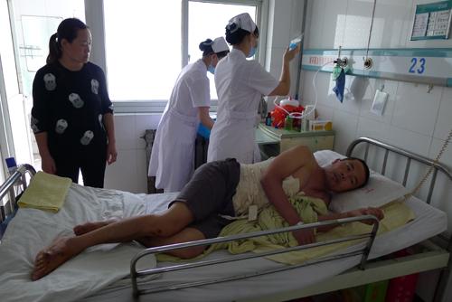 张于宝躺在病床上。 张于宝躺在病床上。