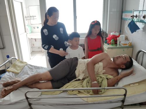 张于宝一家四口。 张于宝一家四口。