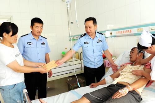 山亭公安分局领导看望张于宝。 山亭公安分局领导看望张于宝。