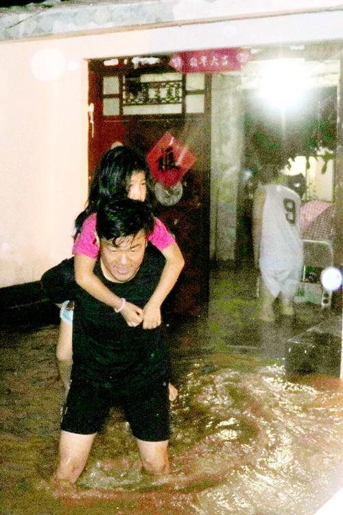 张于宝洪水中救助被困村民。 张于宝洪水中救助被困村民。