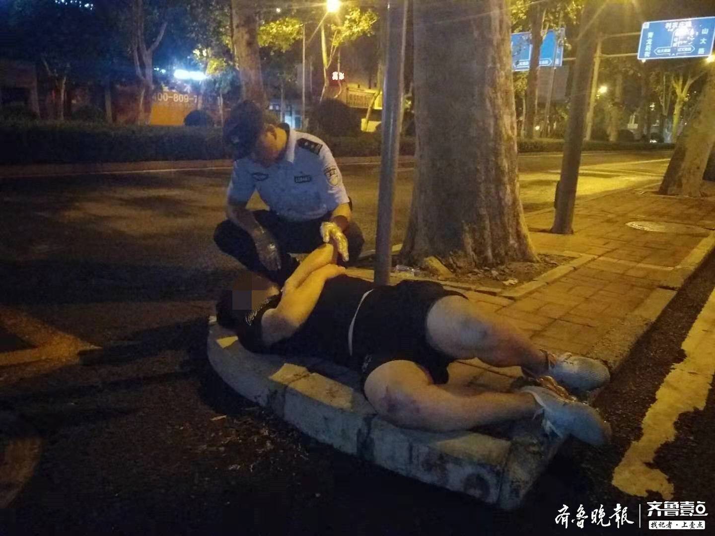 酒吧里欢饮挺恣儿出门路边酣睡济南一男子醉卧街头却不见朋友