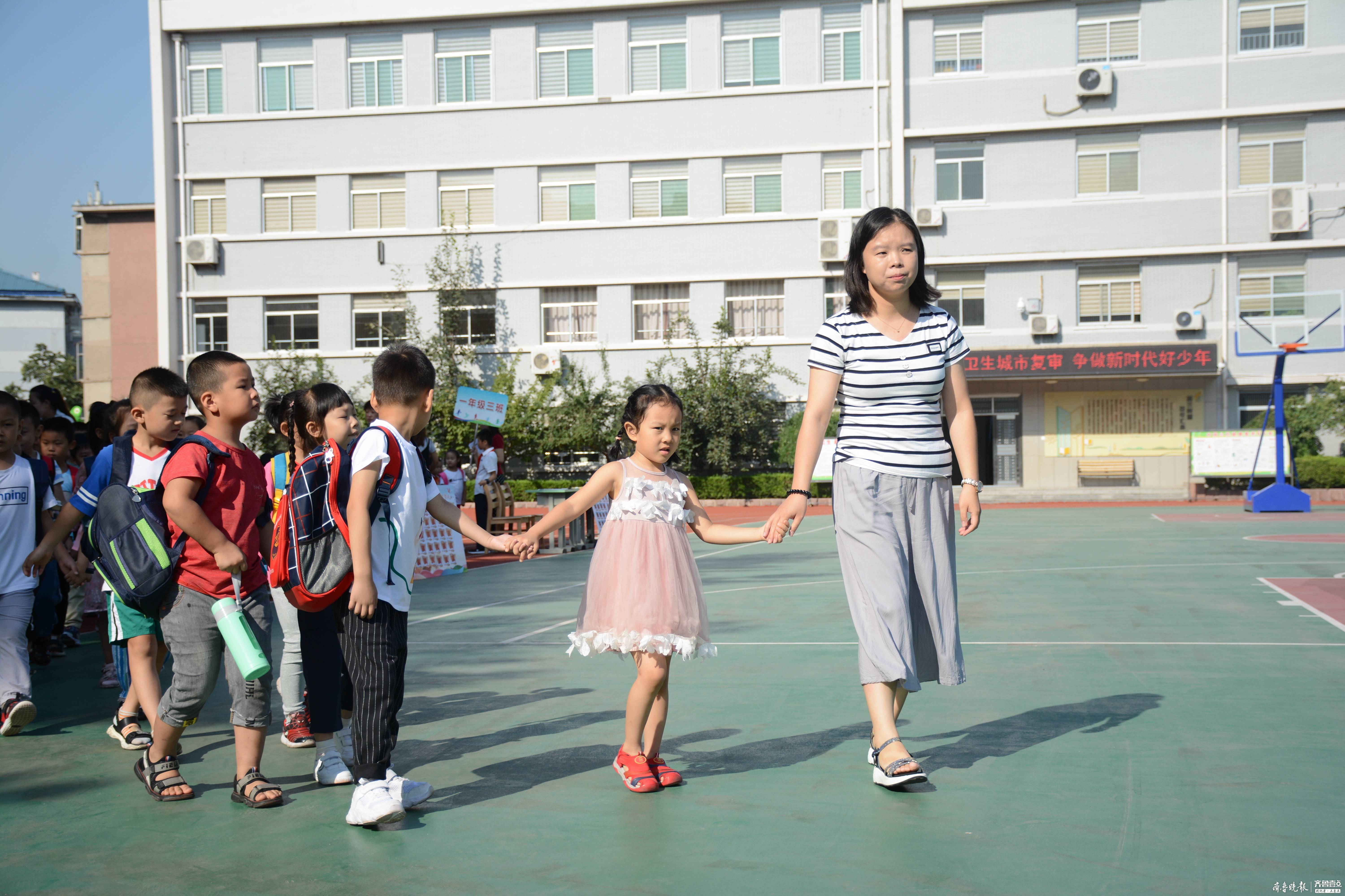 济南市汇泉小学举行一年级入学仪式