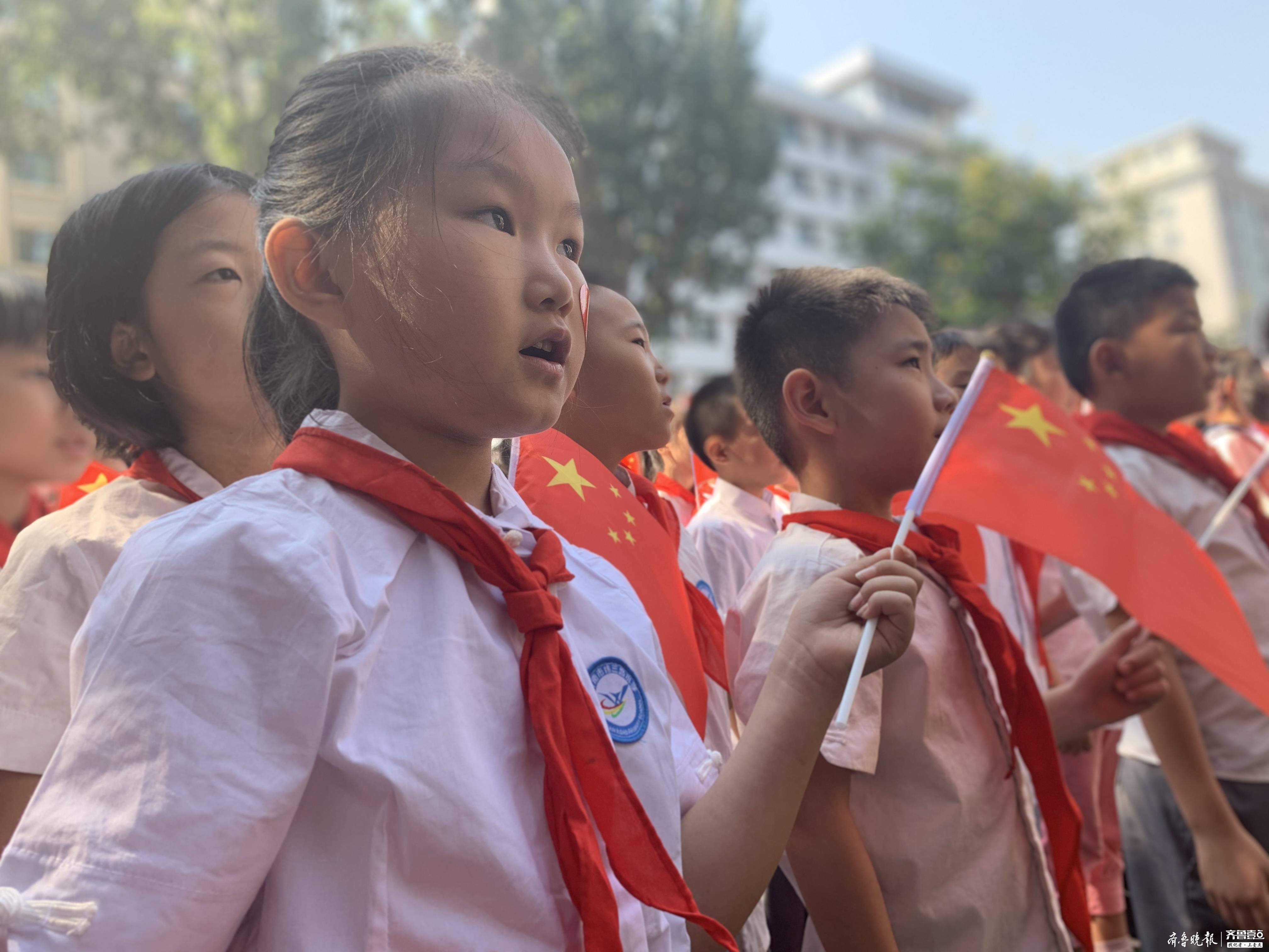 纬三路小学举行开学典礼在国旗下庄严宣誓