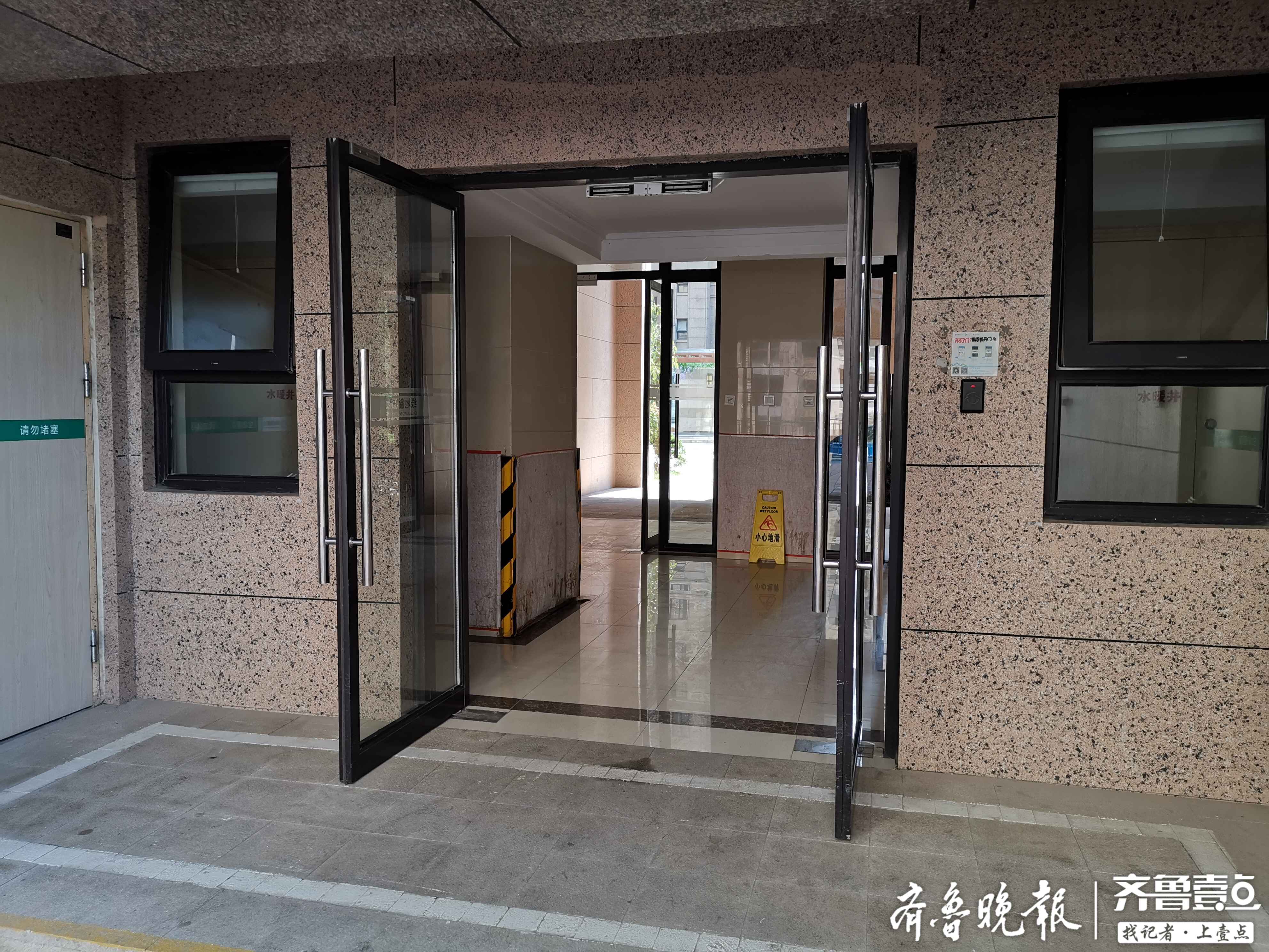 济南一小区疑遭蒙面小偷光顾,单元门禁和电梯刷卡都成了"摆设"_山东