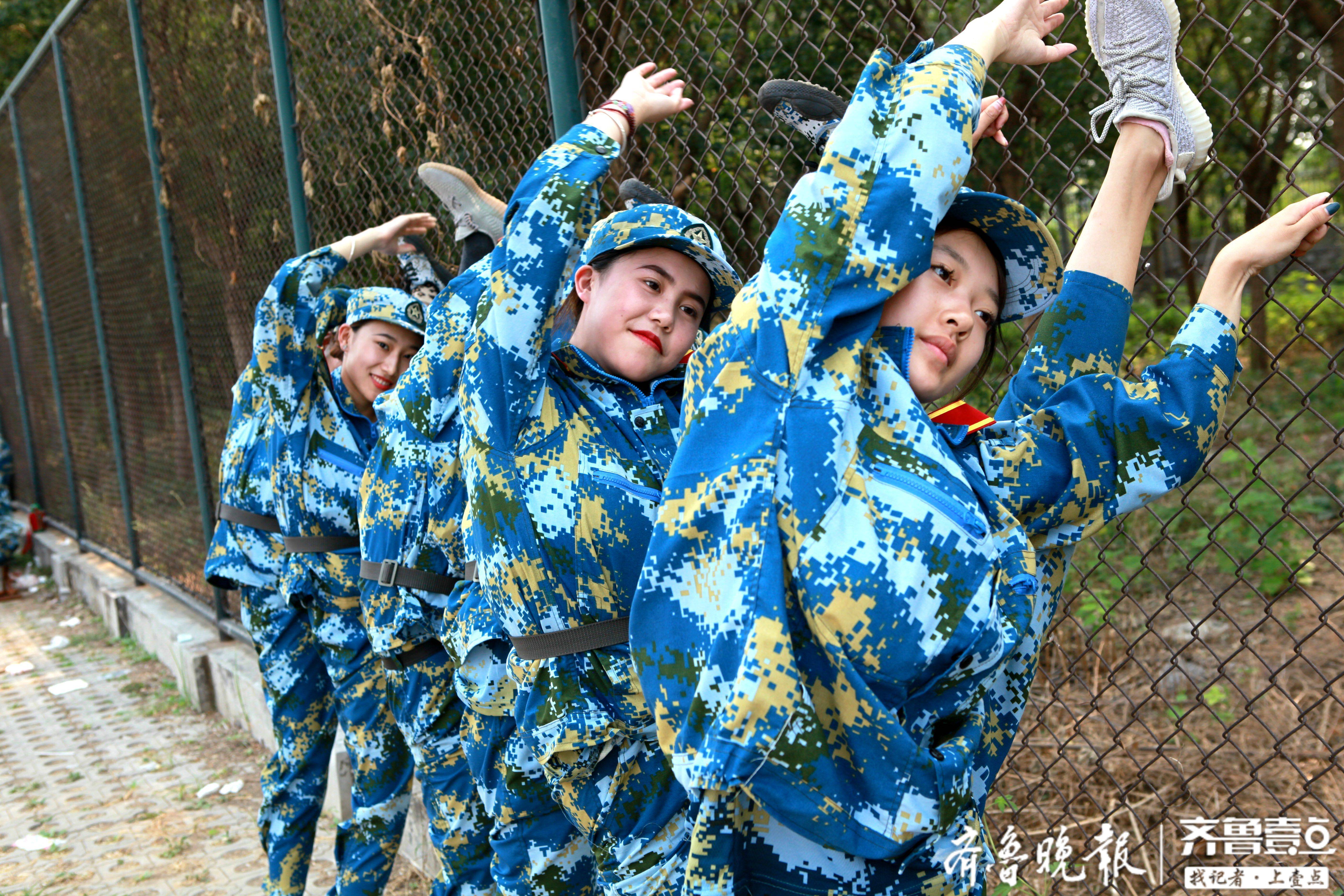 山东女子学院军训间隙舞蹈专业新生秀功底