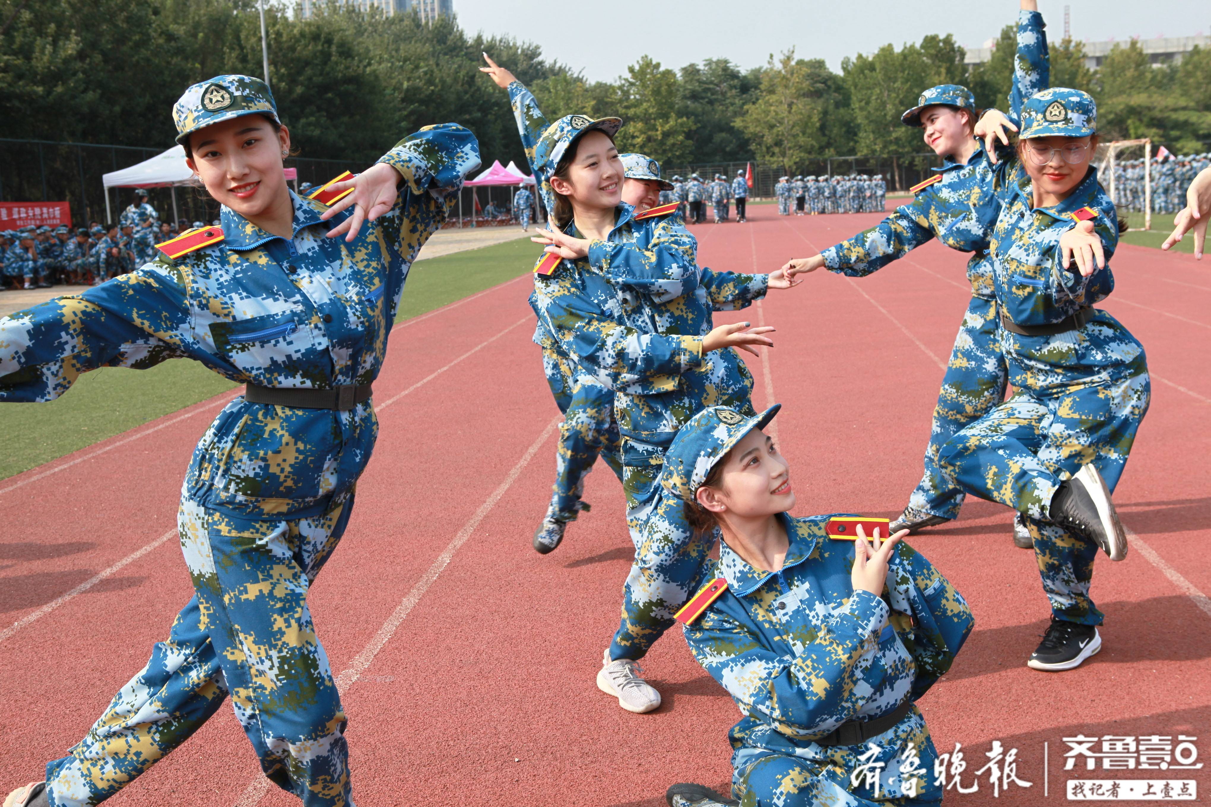 山东女子学院军训间隙舞蹈专业新生秀功底