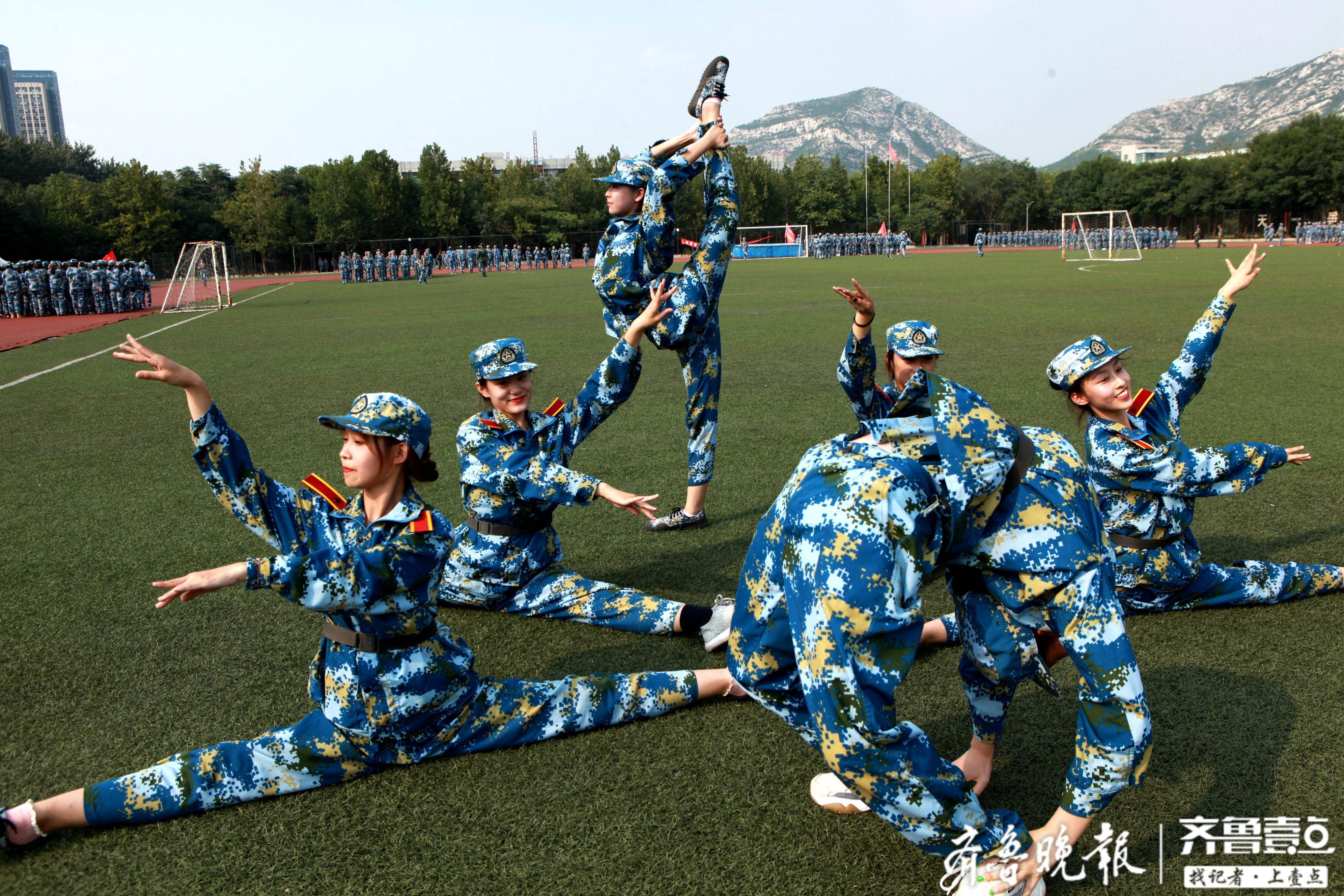 山东女子学院军训间隙舞蹈专业新生秀功底