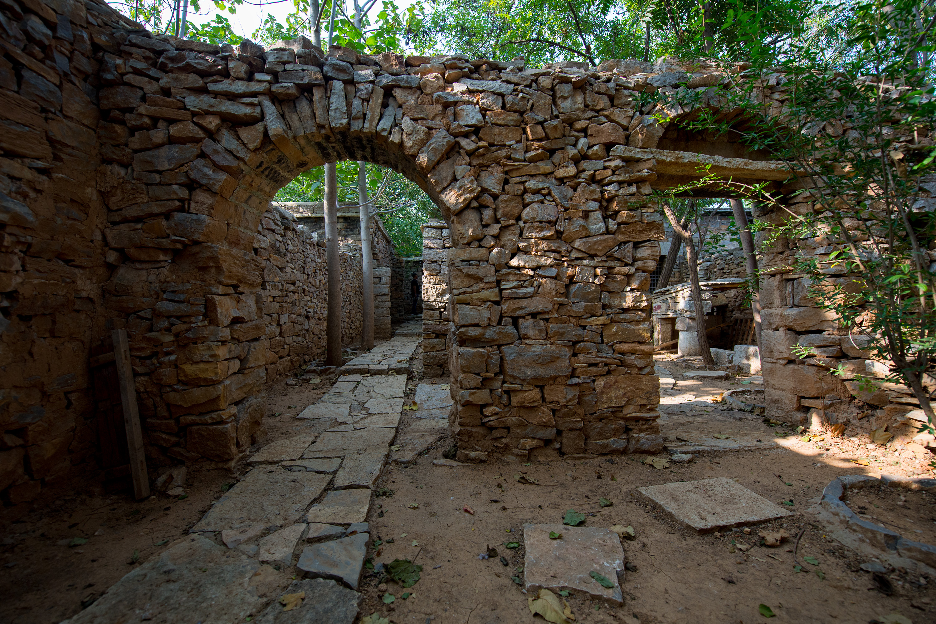 肥城神秘的石头村,大门里面是胡同,胡同中院中有院