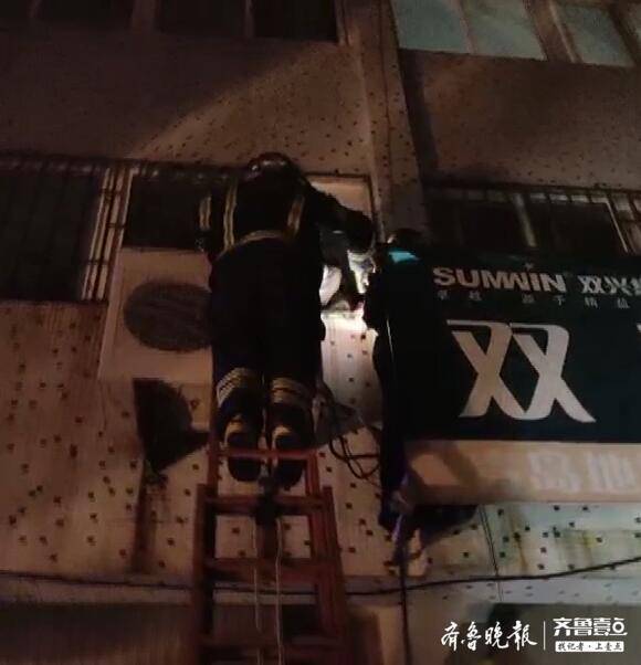 青岛某养老院一七旬老人深夜爬窗被困，消防员紧急救援并安抚情绪