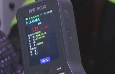 为省钱，“酒司机”提前让代驾下车，开车的他却在家门口遇到民警