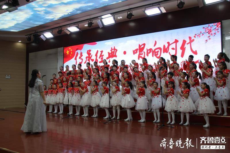 德城區(qū)舉行第五屆中小學(xué)合唱比賽，1000余名學(xué)生吟詩誦古(圖1)