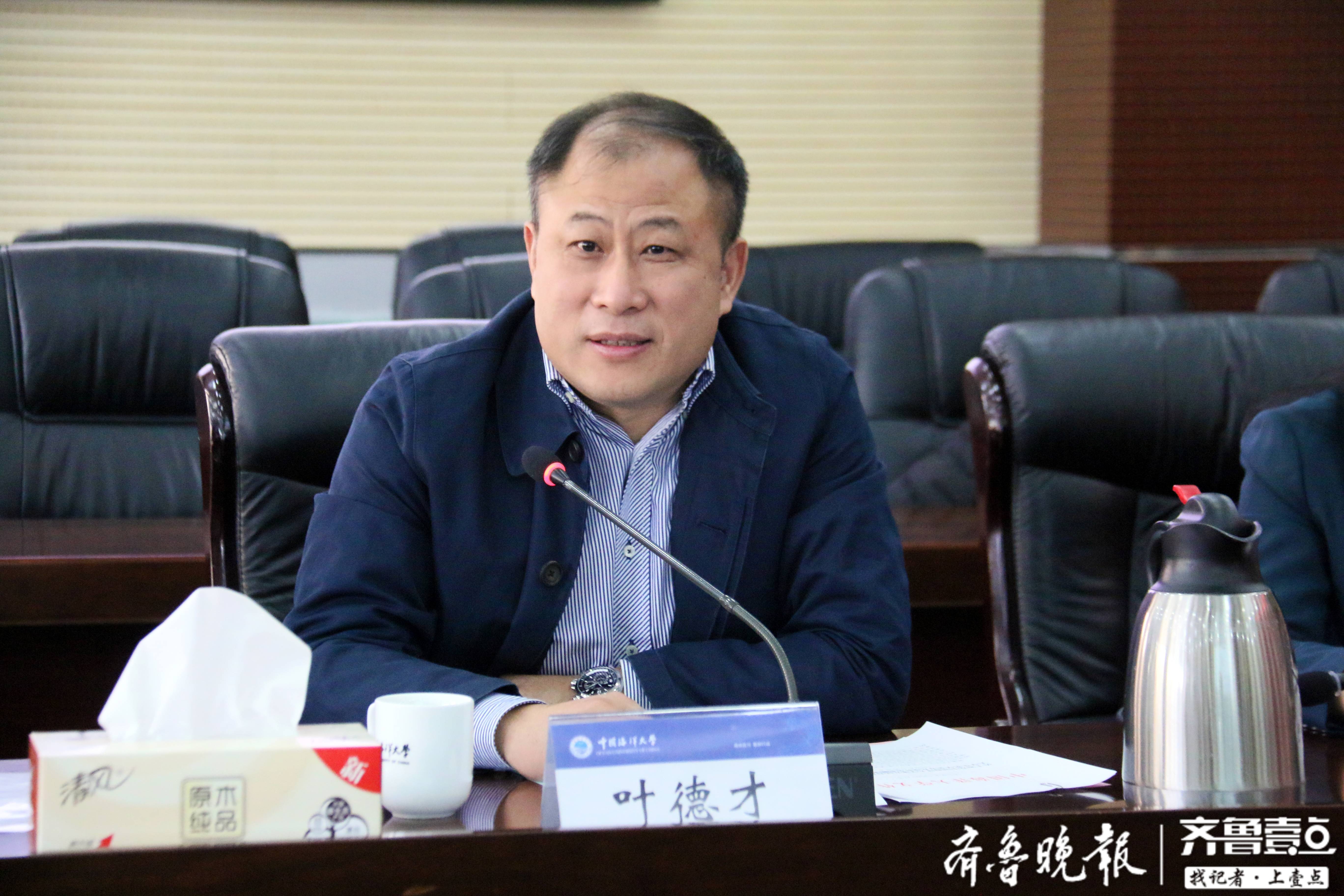 颁奖仪式上,德才装饰董事长叶德才向获得第三届"德才奖学金"的20名