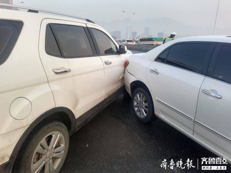 早高峰泰安长城路多车追尾!雨雪天后路面结冰湿滑,堵车近1公里