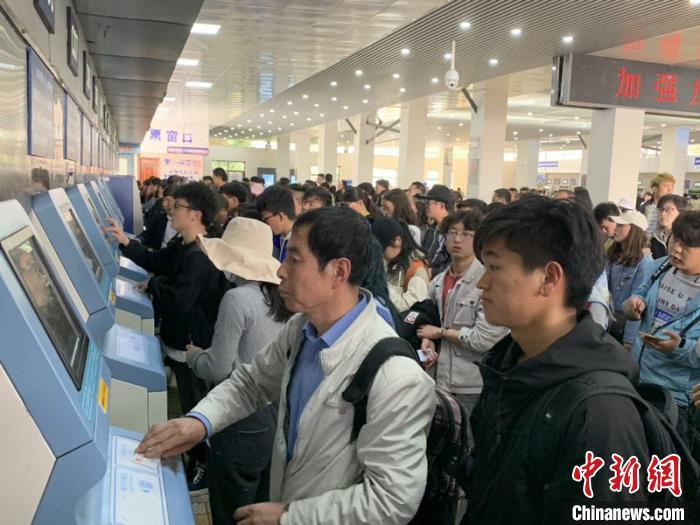 『抢票』抢票软件变黄牛：收费藏猫腻，加速包抢不过手动买票