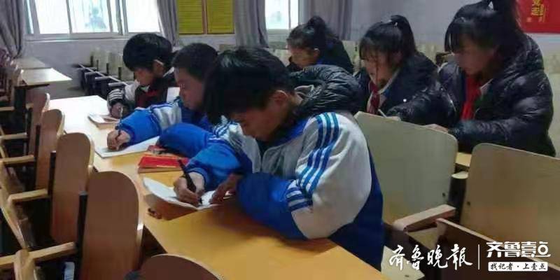 菏澤市牡丹區(qū)皇鎮(zhèn)中學舉行“羲之杯”書法比賽(圖1)