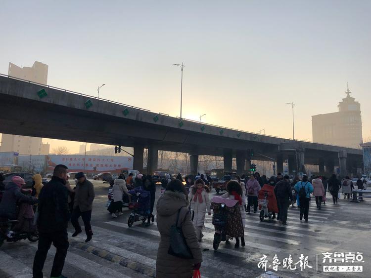 雪后济南这里路况顺畅，交警执勤人员齐上岗