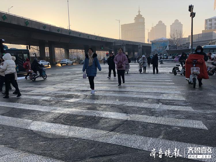 雪后济南这里路况顺畅，交警执勤人员齐上岗