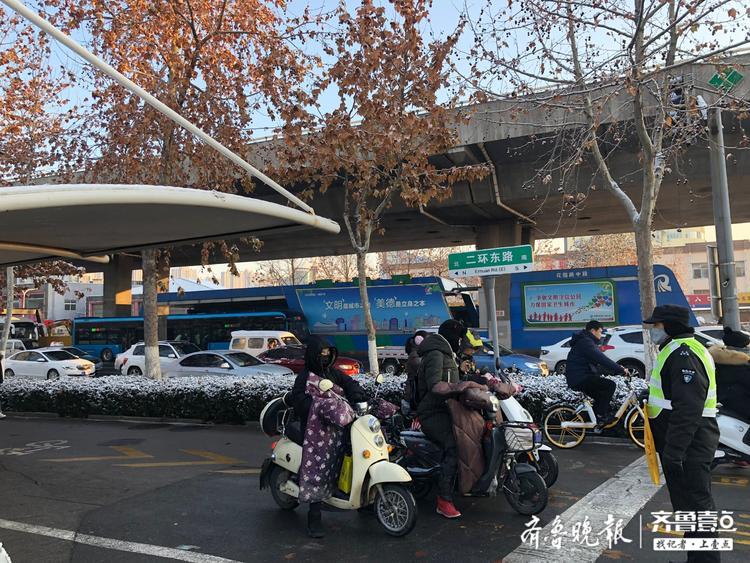 雪后济南这里路况顺畅，交警执勤人员齐上岗