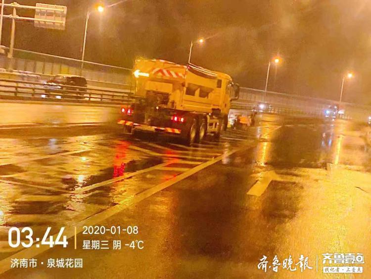 昼夜不息！济南城管等部门出动13000多人扫雪除冰