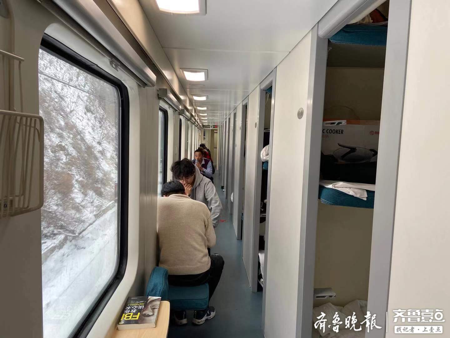 据刘士军介绍,z105次列车于2000年开通,距今年正好20周年.