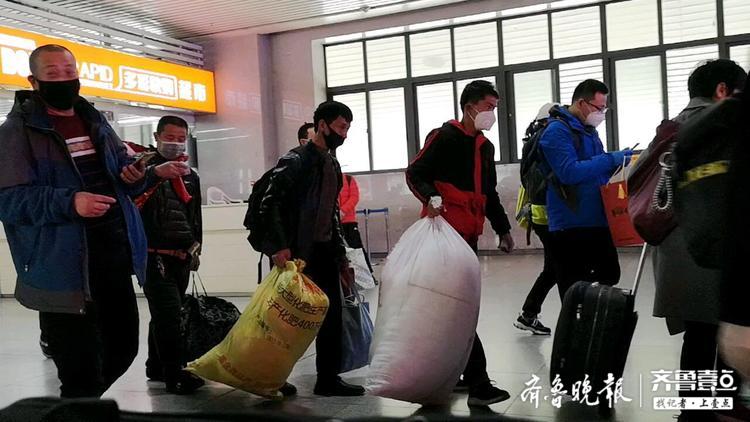复工大潮中的济南站，候车室比一个月前热闹多了