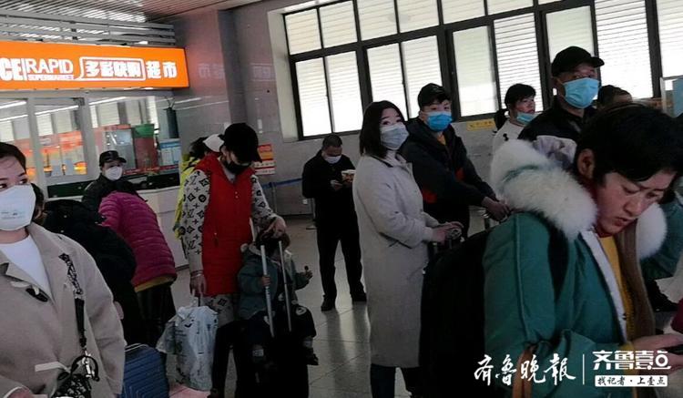 复工大潮中的济南站，候车室比一个月前热闹多了