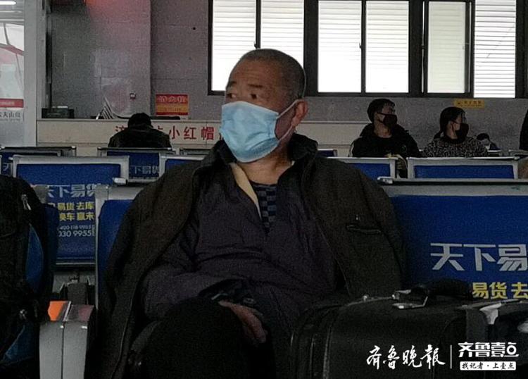 复工大潮中的济南站，候车室比一个月前热闹多了