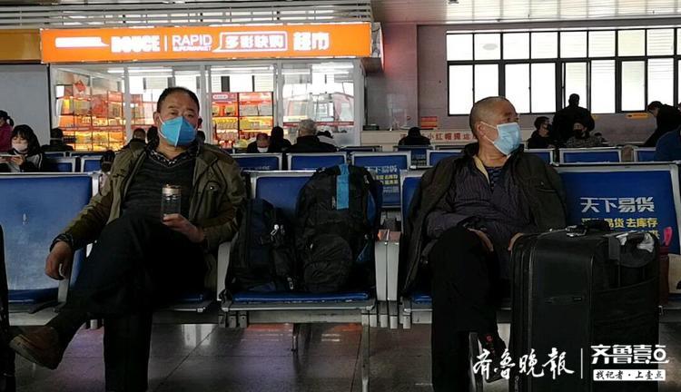 复工大潮中的济南站，候车室比一个月前热闹多了