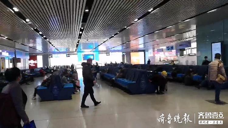 复工大潮中的济南站，候车室比一个月前热闹多了