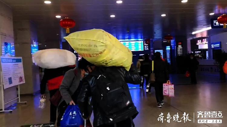 复工大潮中的济南站，候车室比一个月前热闹多了