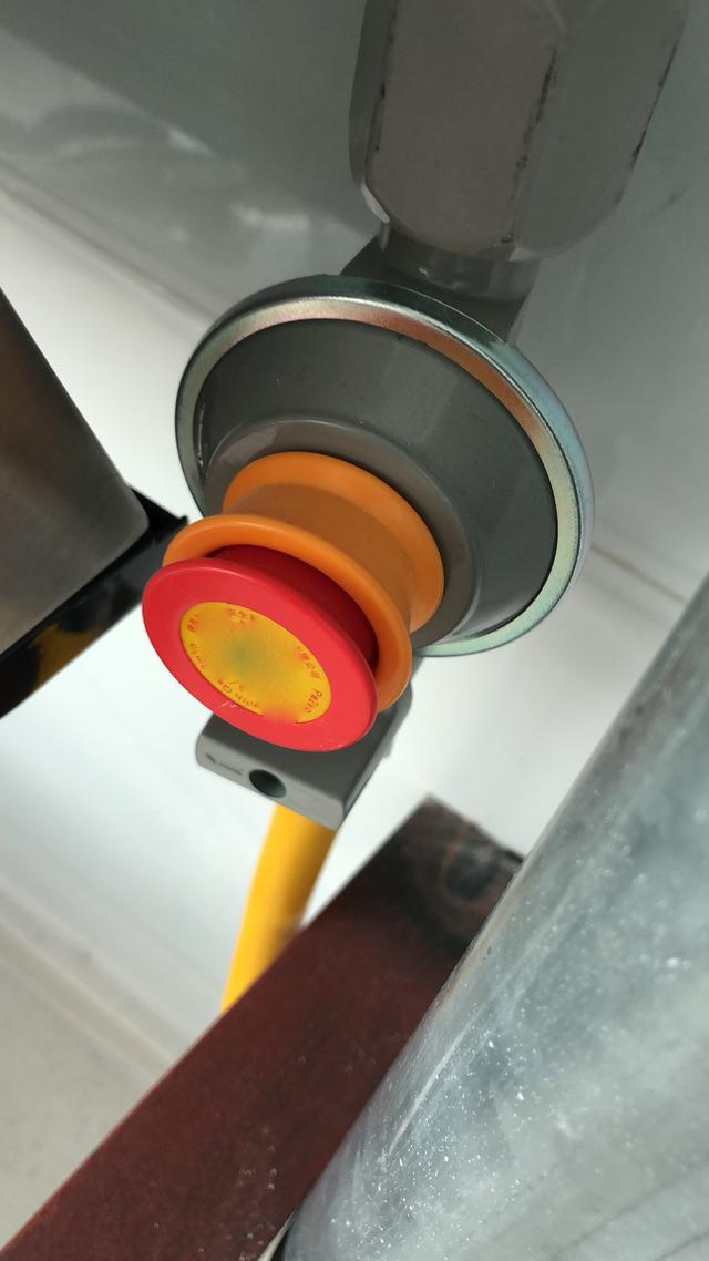 每家燃气表都有一个红色按钮为什么我家是开的邻居家却关了