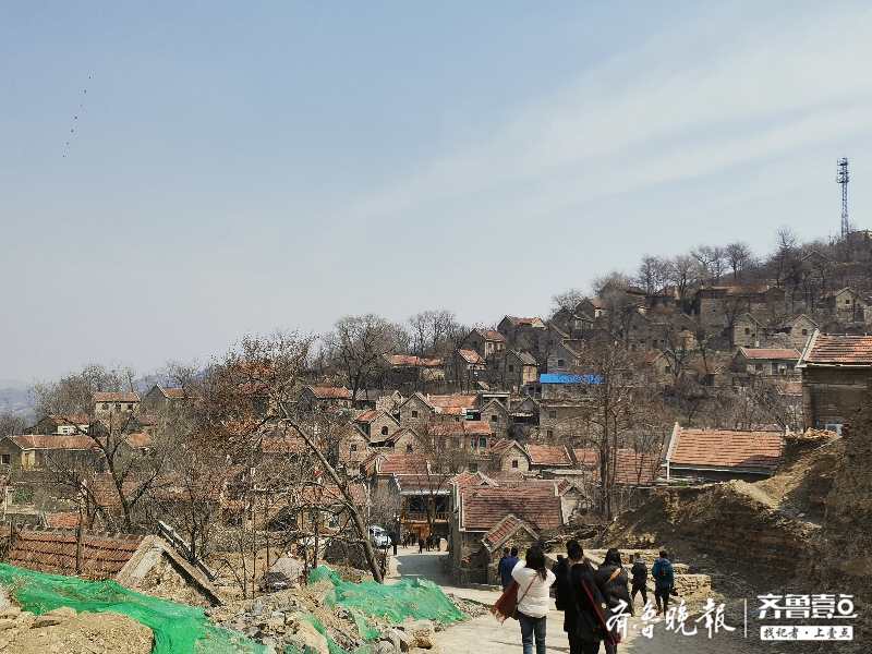 电视剧项目负责人彭龙介绍了本剧的选址取景,拍摄制作助力和上坊村,上