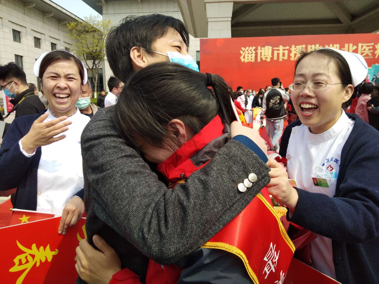 这句话一出,惹得刘俊和同事们由"抱团哭"成了"哈哈笑",同事们赶紧把