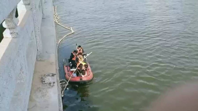 果然视频丨济南一小伙漂浮在小清河里，众人将他捞上，然而……
