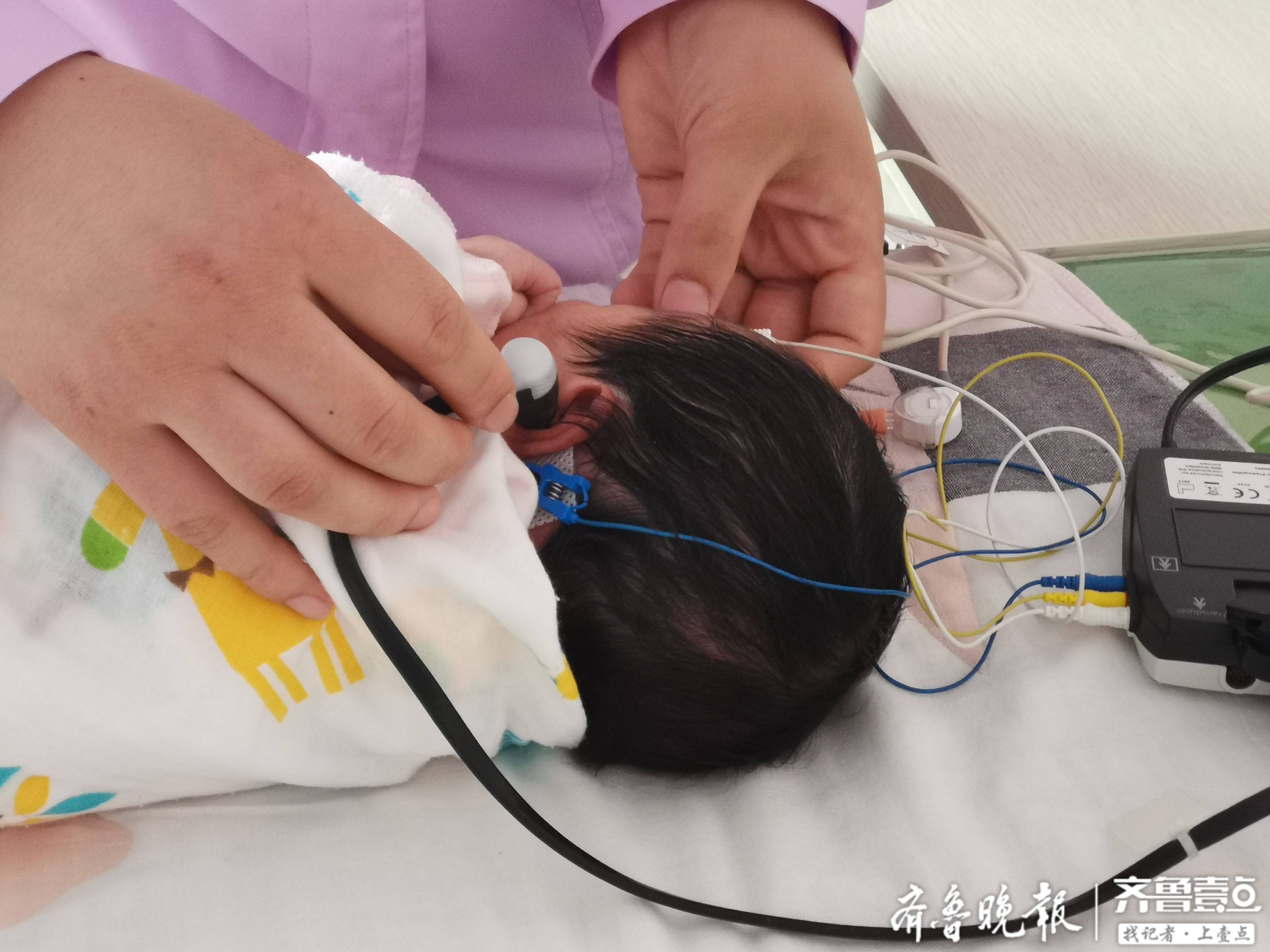 医务人员会用专业仪器对其进行听力初筛,检查耳蜗和脑干,检查全程是无