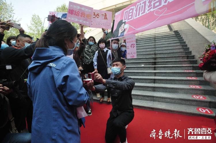 “咱们结婚吧！”男子单膝跪地求婚山大二院援助湖北医疗队女友