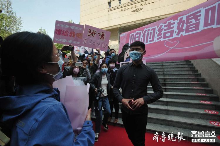 “咱们结婚吧！”男子单膝跪地求婚山大二院援助湖北医疗队女友