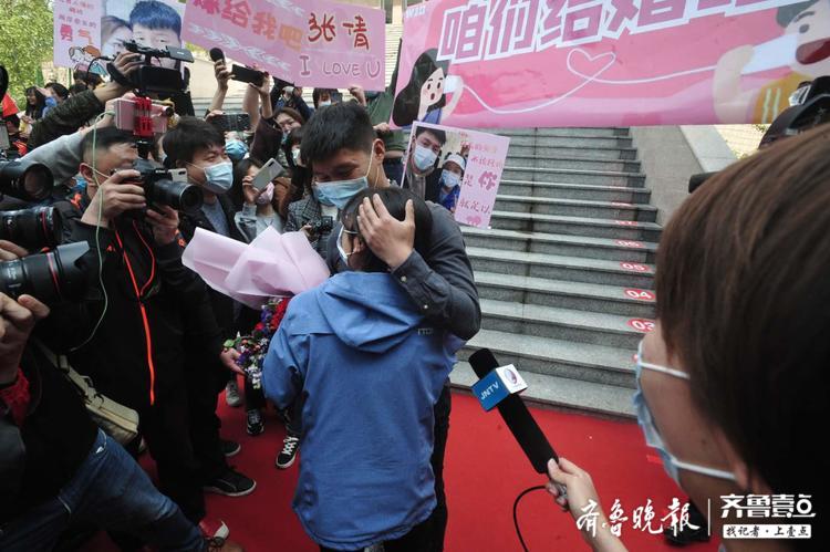 “咱们结婚吧！”男子单膝跪地求婚山大二院援助湖北医疗队女友