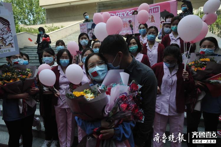 “咱们结婚吧！”男子单膝跪地求婚山大二院援助湖北医疗队女友