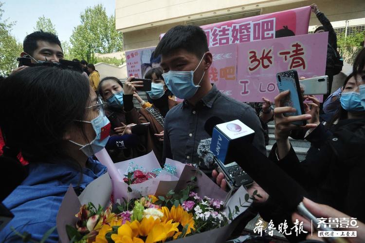 “咱们结婚吧！”男子单膝跪地求婚山大二院援助湖北医疗队女友