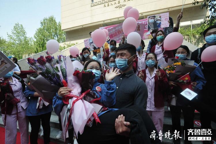 “咱们结婚吧！”男子单膝跪地求婚山大二院援助湖北医疗队女友