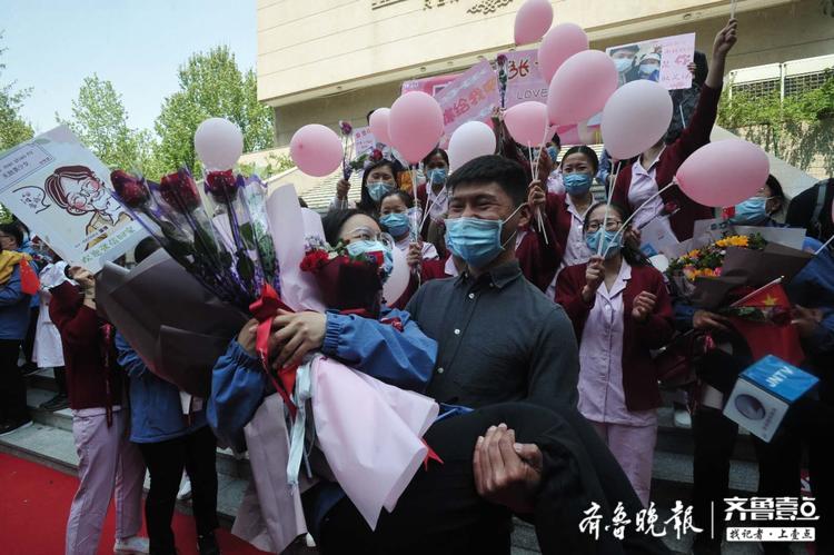 “咱们结婚吧！”男子单膝跪地求婚山大二院援助湖北医疗队女友