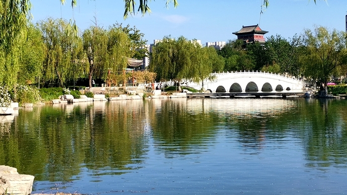 水波荡漾的平原琵琶湾公园